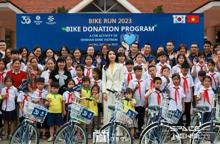 6월 22일 김건희 여사는 '바이크 런(Bike Run)' 자전거 기부 행사에 참석했다.