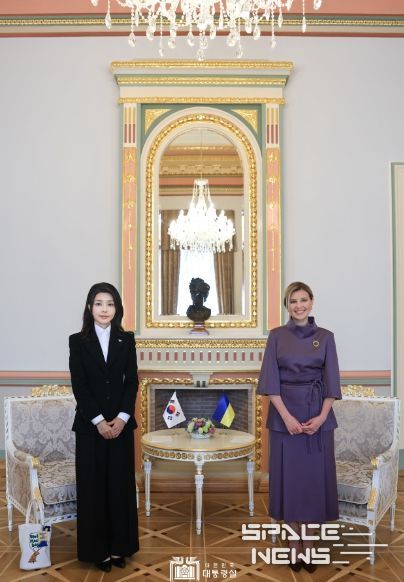 7월 15일 김건희 여사는 올레나 젤렌스카 영부인과 환담을 가졌다.