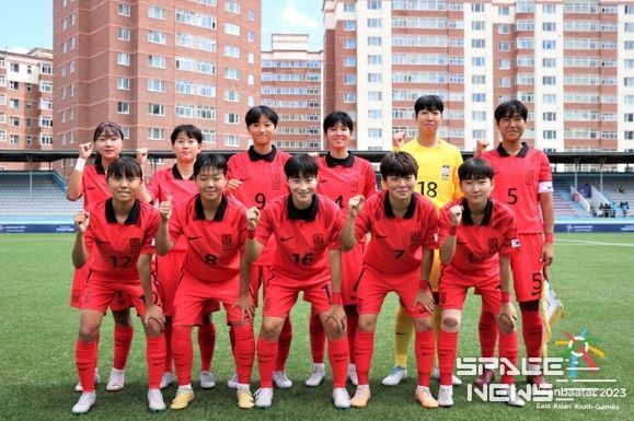 홍콩 여자 U-18 대표팀과의 동아시아 청소년경기대회 1차전에 선발 출전한 한국 여자 U-18 대표팀 11명의 모습.