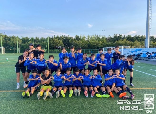 인천 지역 저학년 초등리그에 참가하고 있는 인천가정여중 선수단.