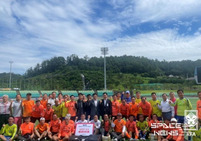 ‘모두가 승자!’ 수상자들이 한데 모여 기뻐하고 있다.