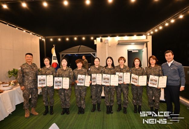 김영길 중구청장이 11일 중구 성안동 아트홀마당 3층에서 열린 울산 중구 여성예비군소대 제1회 월례회에 참석해 송명기 제7765부대 3대대장, 이학인 중구 예비군 지역대장, 허은녕 중구 여성예비군 소대장 등 참석자들과 기념촬영을 하고 있다.