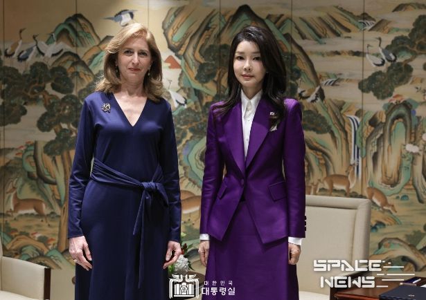 11월 8일 김건희 여사는 마타렐라 이탈리아 대통령과 함께 한국을 국빈 방문 중인 라우라 마타렐라 영애와 환담을 나눴다.