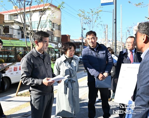 울산 중구가 14일 중구 원도심 일대에서 김영길 중구청장과 심민령 중구 부구청장, 관계 공무원 등이 참석한 가운데 현장 간부회의를 진행했다.