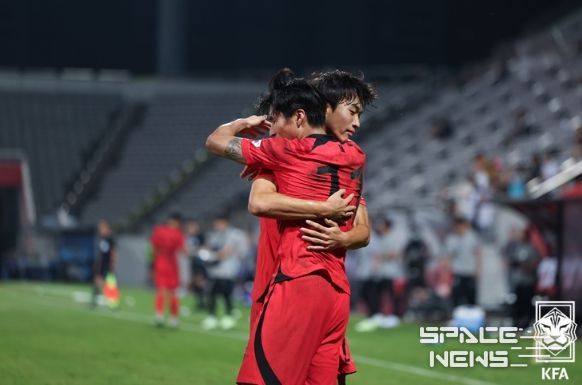 지난 9월 AFC U-23 아시안컵 예선 미얀마와의 경기에서 전병관이 득점 후 정상빈(등번호 11)과 기쁨을 나누고 있다.
