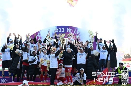 챔프전 역전 우승을 차지한 뒤 시상식에서 환호하고 있는 현대제철 선수단.