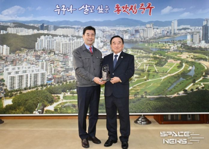 김영길 중구청장이 29일 중구청 구청장실에서 김범수 제40대 명예구청장(범양기업 회장)에게 위촉패를 수여한 뒤 기념촬영을 하고 있다.