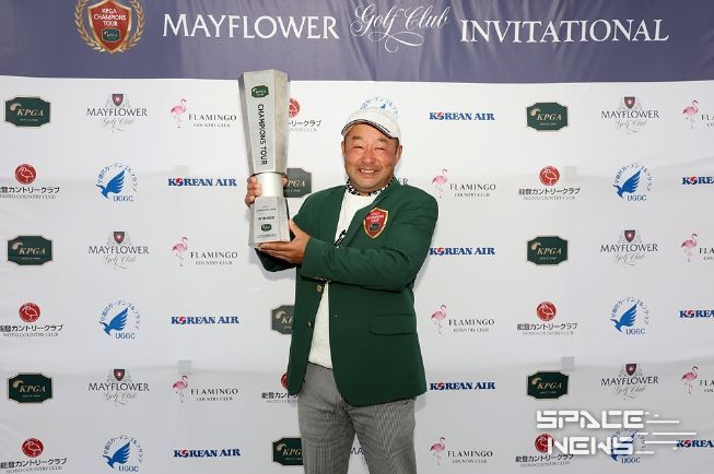 미나미자키 지로(53.일본) ‘MAYFLOWER Golf Club INVITATIONAL(총상금 1억 5천만 원, 우승상금 2천 1백만 원)’에서 프로 데뷔 첫 승 차지