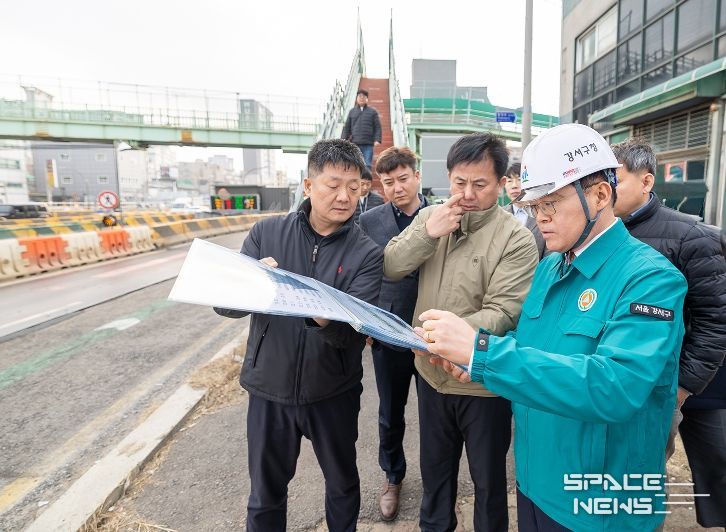 진교훈 강서구청장(오른쪽 첫 번째)이 19일(화) 국회대로 상부 공원화 조성사업 현장을 찾아 서울시 관계자들과 함께 사업 진행상황을 살펴보고 있다.