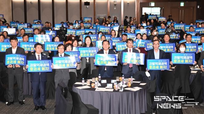 이재준 시장(가운데)이 ‘과밀억제권역 취득세 중과 폐지를 위한 규제개혁 대시민토론회’에서 참석자들과 함께하고 있다.