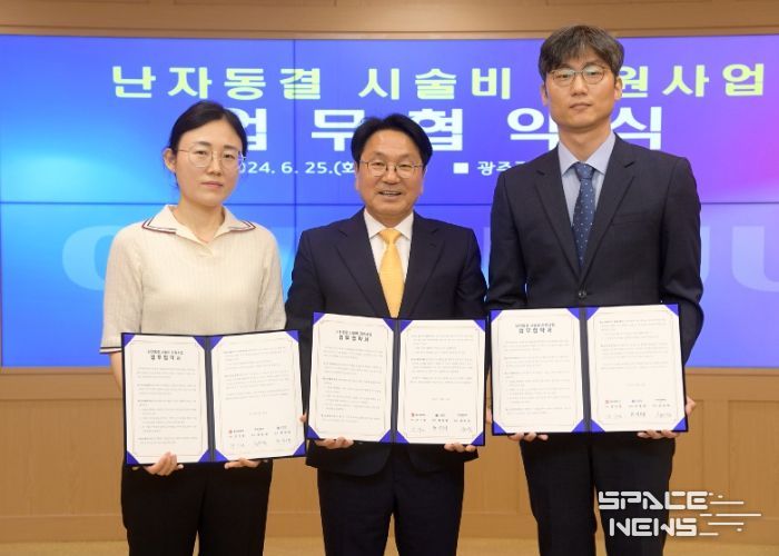 강기정 광주광역시장이 25일 오후 시청 비즈니스룸에서 최민엽 시엘병원 부원장, 심다정 미래와희망산부인과 부원장과 난자동결 시술비 지원사업 업무협약을 체결한 후 기념촬영을 하고 있다. /광주광역시 제공