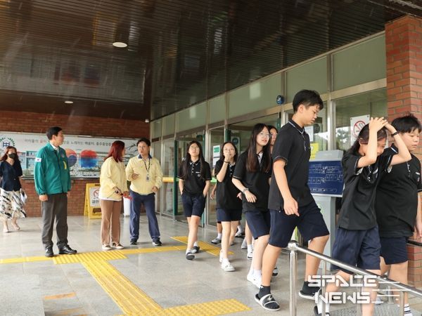 충주시, 학생들과 함께하는 공습 대비 민방위 대피훈련