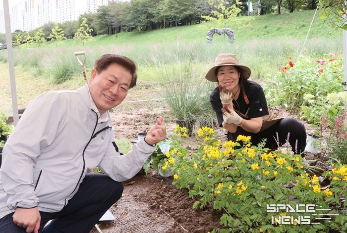 광명시 포켓정원단이 가족정원 조성을 위한 약 6개월의 준비 과정 끝에 안양천 초화원에 가족 행복의 꽃을 피웠다. 사진은 박승원 광명시장과 시민 포켓정원단.