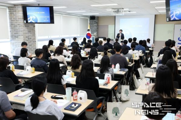 세종교육원 대강의실에서 최교진 교육감이 9급 신규 임용 예정 지방공무원 57명을 대상으로 특강을 진행하고 있다.