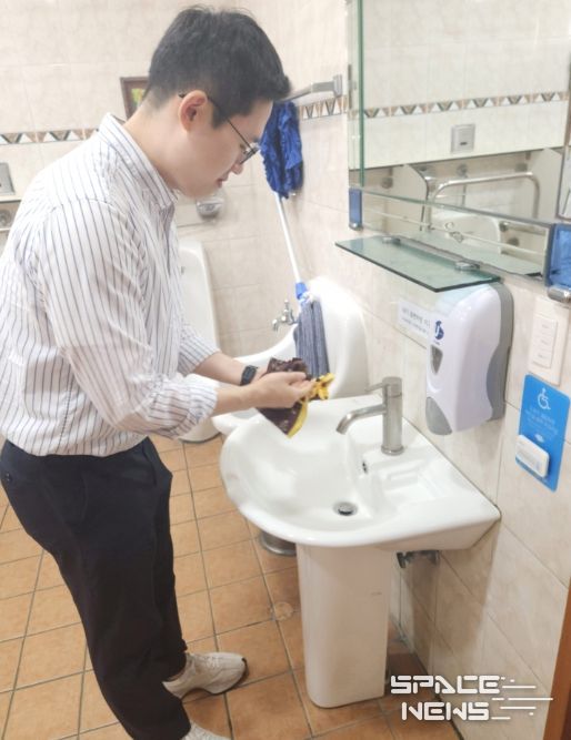 경남교육청 전 직원 “지구 위해 휴지대신 손수건 사용”