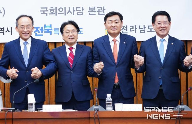 강기정 광주광역시장이 25일 오후 국회 본관에서 열린 ‘국민의힘 예산정책협의회’에 참석해 국민의힘 추경호 원내대표, 김영록 전남도지사, 김관영 전북도지사 등과 기념촬영을 하고 있다./광주광역시 제공