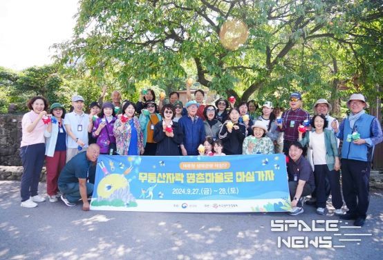 강기정 광주광역시장이 27일 오전 북구 무등산 평촌마을 무돌길 쉼터에서 환경부 선정 체류형 생태관광 체험단과 오찬을 함께한 뒤 기념촬영을 하고 있다.