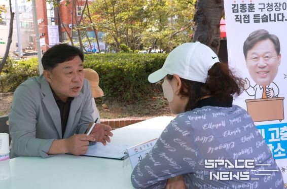 동구는 28일 바드래공원 일원에서 전하1동 OK생활민원 현장서비스의 날을 운영한 가운데 김종훈 동구청장이 구민 고충상담의 시간을 갖고 있다.
