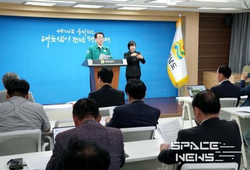 김영록 전라남도지사가 2일 도청 브리핑룸에서 ‘벼멸구 피해 재해 인정 및 특별재난지역 선포 촉구 건의문’을 발표하고 있다.