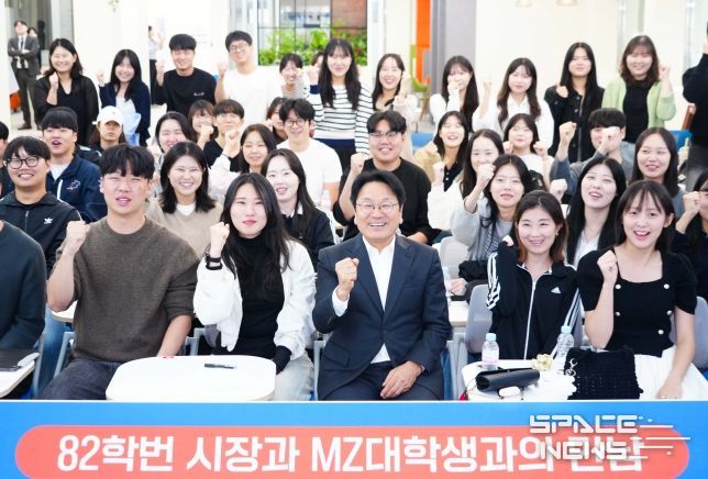 강기정 광주광역시장이 2일 오후 북구 광주보건대학교를 찾아 '청춘이 묻고 시장이 답하다'를 주제로 대학생들과 대화를 나눈 뒤 기념촬영을 하고 있다.