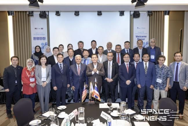 이재준 수원시장(앞줄 가운데)과 말레이시아·태국 관계자들이 함께 하고 있다.