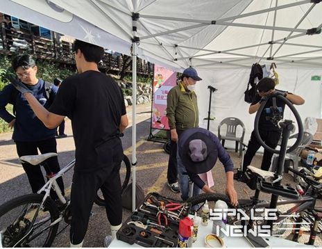지난 3~5일 진행된 불광천 은평누리축제에서 진행한 ‘찾아가는 자전거 점검 및 수리센터’ 모습