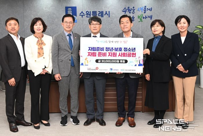 기부금 전달 후 이재준 수원시장(오른쪽 3번째)과 참석자들이 기념촬영을 하고 있다.