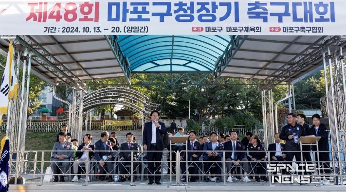 박강수 마포구청장이 제48회 마포구청장기 축구대회에 참석해 인사말을 전하고 있다.