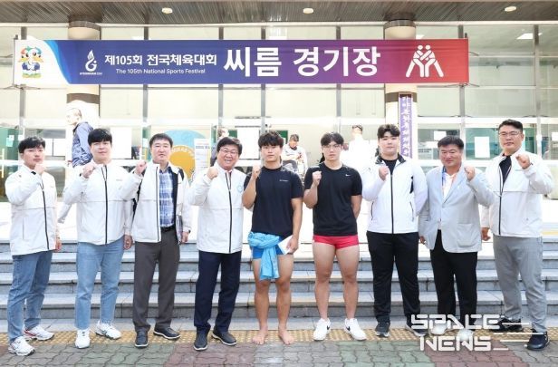 최교진 교육감과 세종시교육청 직원들이 전국 체육 대회 경기장을 찾아 씨름 선수들을 격려하고 있다.