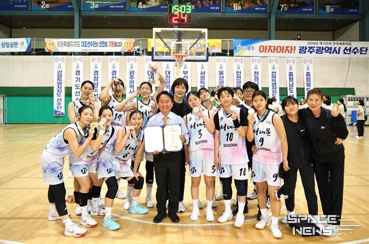 이성헌 서대문구청장(앞줄 왼쪽 네 번째)이 10월 17일 경남 사천시 삼천포체육관에서 ‘제105회 전국체육대회’ 농구 여자일반부 금메달을 차지한 서대문구청 여자농구단 선수 및 박찬숙 감독(뒷줄 왼쪽 네 번째), 코치들과 기념 촬영을 하고 있다.
