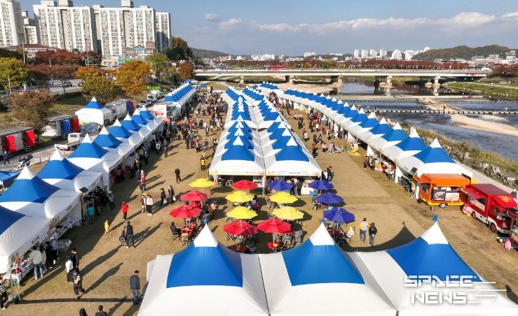 2023 영주장날 농특산물 대축제가 펼쳐지고 있는 문정둔치