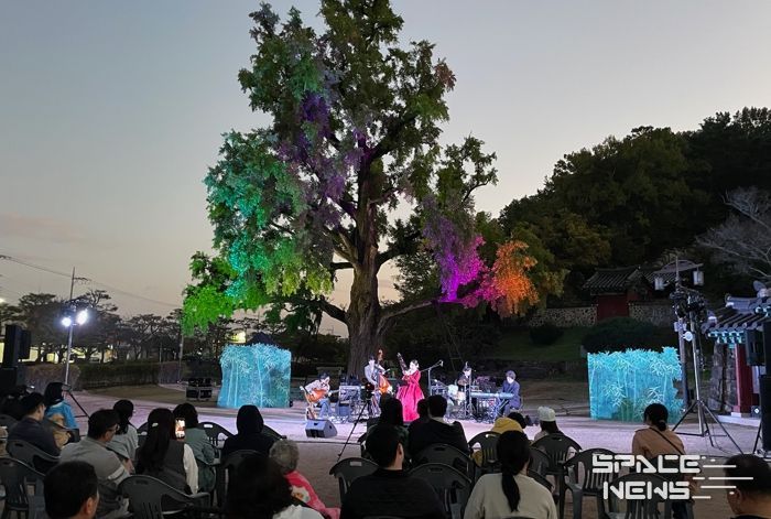 영천시는 지난 2일 ‘영천시 문화가 있는 날’의 마지막 6회차 행사 국악콘서트 ‘은행잎 국악으로 물들다’가 임고서원에서 열렸다고 밝혔다.