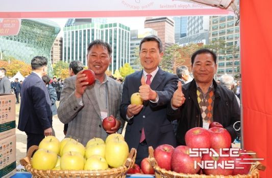 이강덕 포항시장이 4일 경북 사과 홍보행사가 열리고 있는 서울시청 광장을 찾아 지역 참여 행사 부스를 둘러보고 관계자를 격려했다.