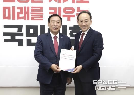 왼쪽부터 최민호 시장, 추경호 국민의힘 원내대표