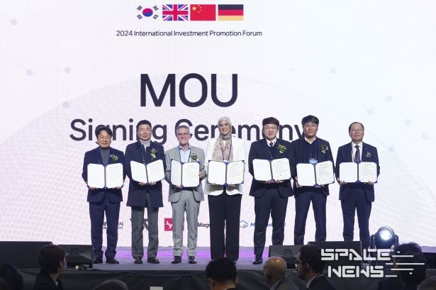 강기정 광주광역시장이 29일 오전 서구 김대중컨벤션센터에서 열린 ‘2024 국제 투자유치 포럼’에 참석해 내외빈들과 기념촬영을 하고 있다