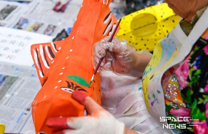 지난 11월28일 화천읍 산천어 공방에서 지역 어르신들이 산천어등 채색작업을 진행하고 있다