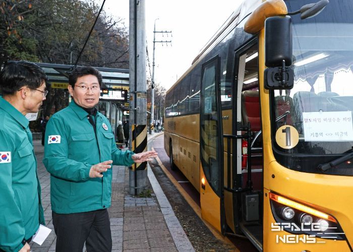 이상일 용인특례시장이 전국철도노동조합 총파업이 시작된 5일 아침 기흥역에서 출근길 대중교통 상황과 시가 비상수송대책으로 마련한 전세버스 원활한 운행 여부를 점검했다.