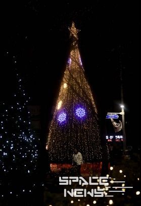 대전 대덕구(구청장 최충규) 중리네거리에 불을 밝힌 성탄 트리.