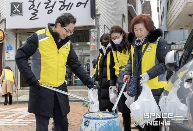1월 자원봉사day 활동을 통해 4천보 플로깅 활동을 하고 있는 최호권 구청장