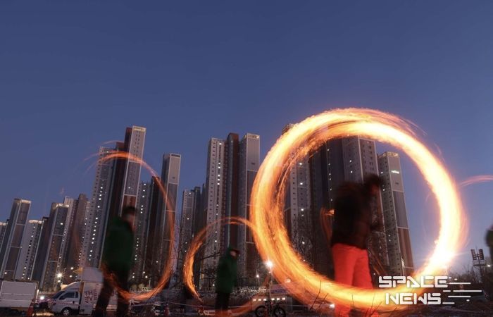 대전 대덕구가 개최한 ‘제26회 신탄진 대보름 쥐불놀이 축제’를 방문한 시민들이 쥐불놀이를 하고 있다.