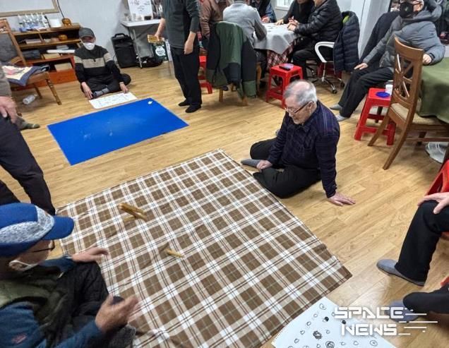 서구 가수원동 은아1단지 경로당 정월대보름 맞이해 열린 윷놀이 행사