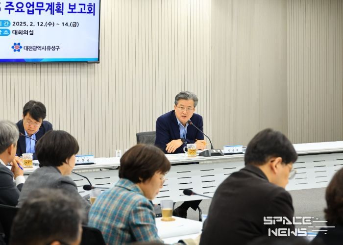 12일부터 14일까지 3일간 주요업무계획 보고회가 열린 가운데 정용래 유성구청장이 회의를 주재하고 있다.