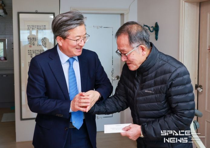 정용래 유성구청장은 2월 28일 故 김현 애국지사의 유족 가정을 방문해 위문했다.