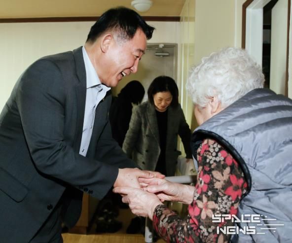 서철모 서구청장 독립유공자 유족 위문 장면