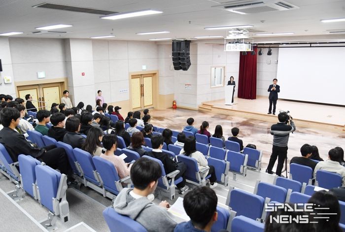 2025 청소년 해외 배낭연수 사전 설명회가 지난 15일 화천커뮤니티센터에서 최문순 군수를 비롯한 학생과 학부모들이 참석한 가운데 열렸다