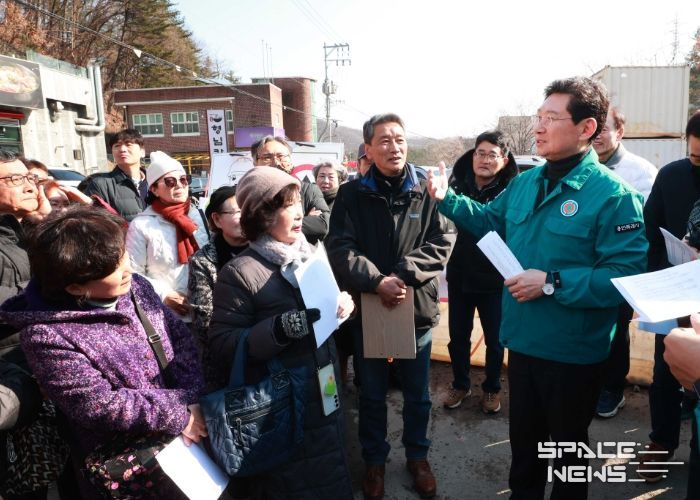 19일 고기동에서 이상일 용인특례시장이 주민들의 건의사항을 청취하고 있다