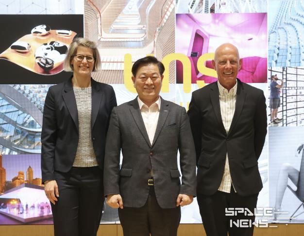 사진 왼쪽부터 노라 슐러 유엔스튜디오(UNStudio) 건축가, 박승원 광명시장, 벤 판 베르켈 유엔스튜디오(UNStudio) 대표 건축가