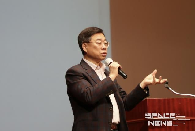 신상진 성남시장이 성남시분당시니어클럽 노인일자리 참여자 소양교육에서 인사말을 하고 있다