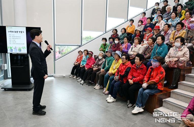 - 안병구 밀양시장이 22일 선샤인 밀양 테마파크 네이처에코리움에서 밀양시 모범운전자회·자원봉사단체협의회가 주관한 효도관광 참여자에게 인사말을 하고 있다.