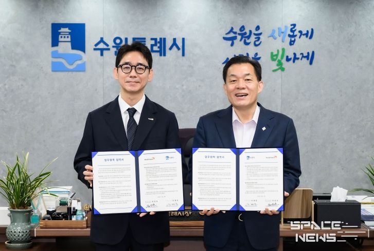 이재준 수원시장(오른쪽)과 최성호 월드비전 경기남부사업본부장이 협약 후 함께하고 있다.